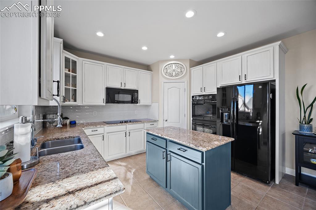 Image 14 of 50: Kitchen