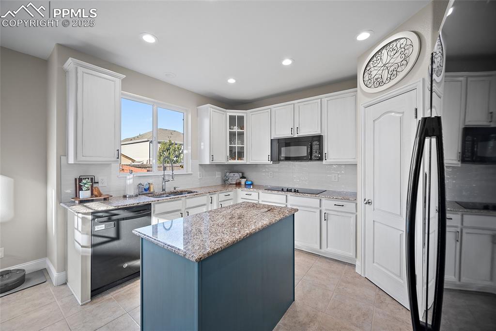 Image 15 of 50: Kitchen