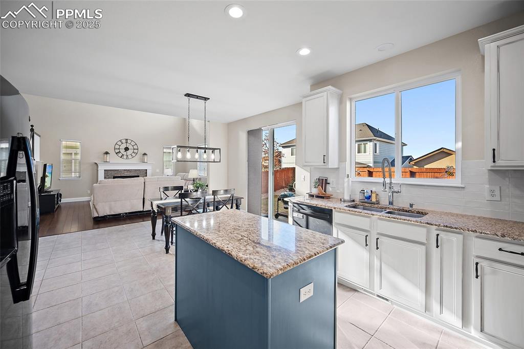 Image 17 of 50: Kitchen