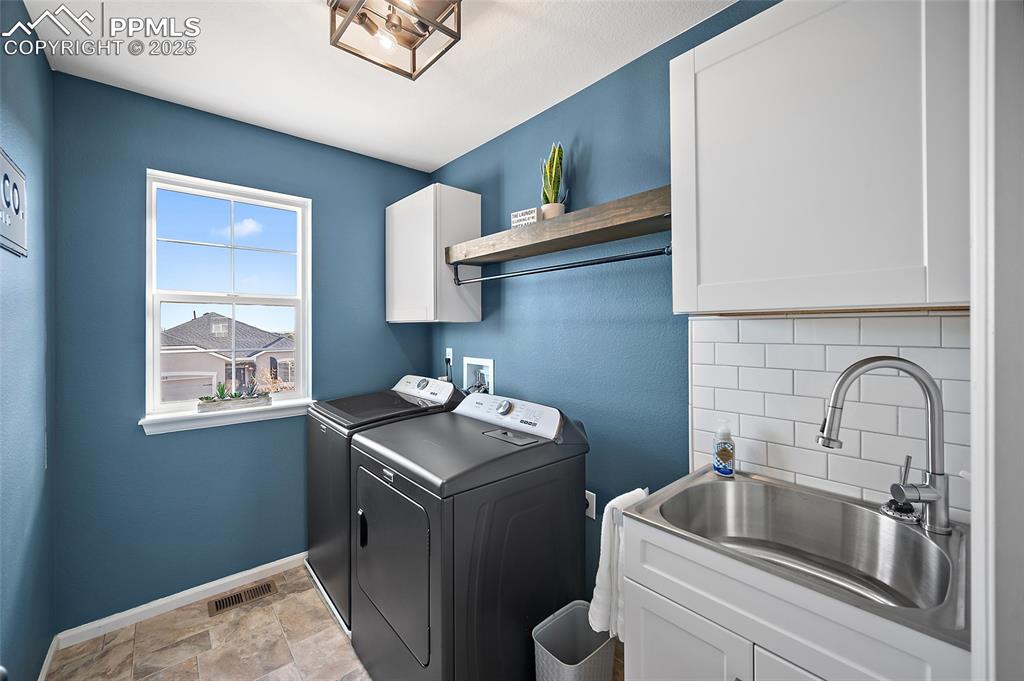 Image 20 of 50: Laundry