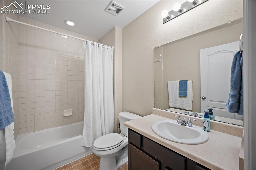 Image 21 of 50: Bathroom