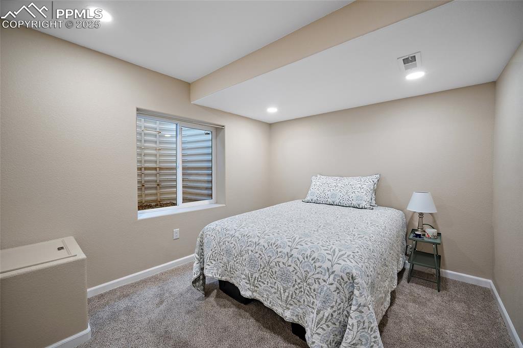 Image 37 of 50: Bedroom