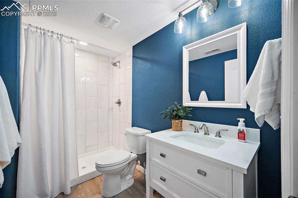 Image 38 of 50: Bathroom