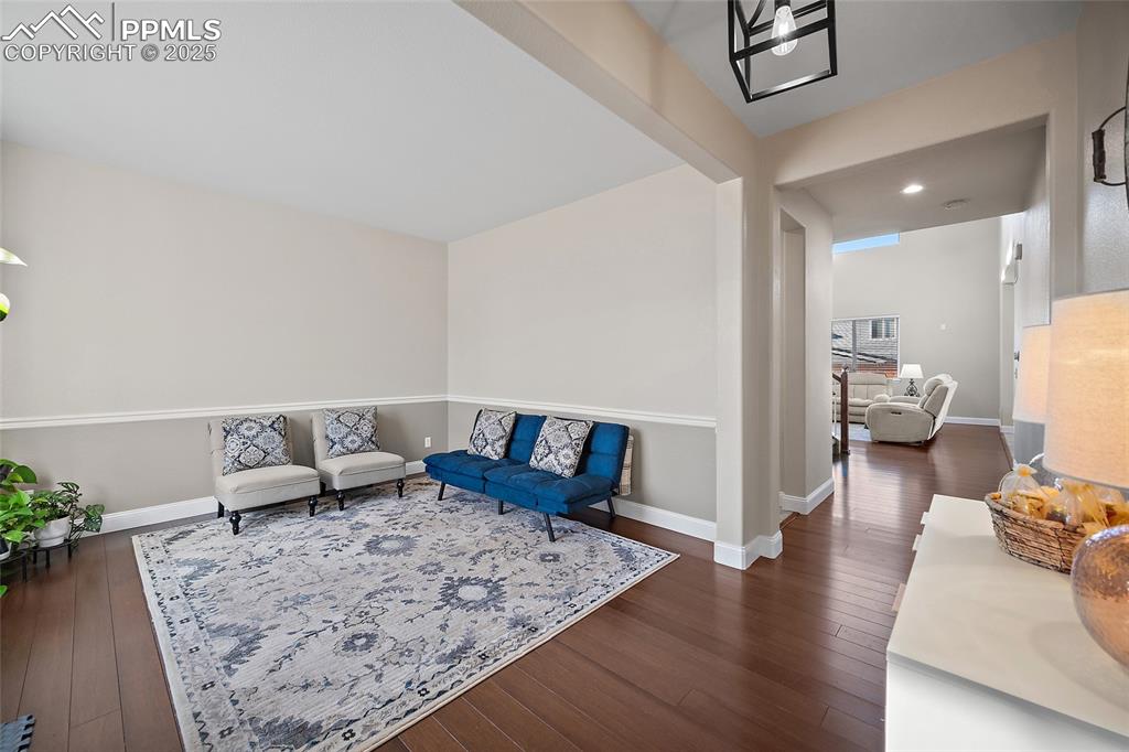 Image 4 of 50: Sitting Room