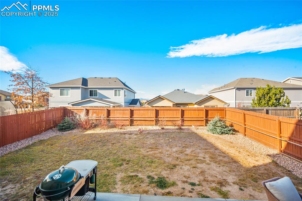 Image 40 of 50: Yard