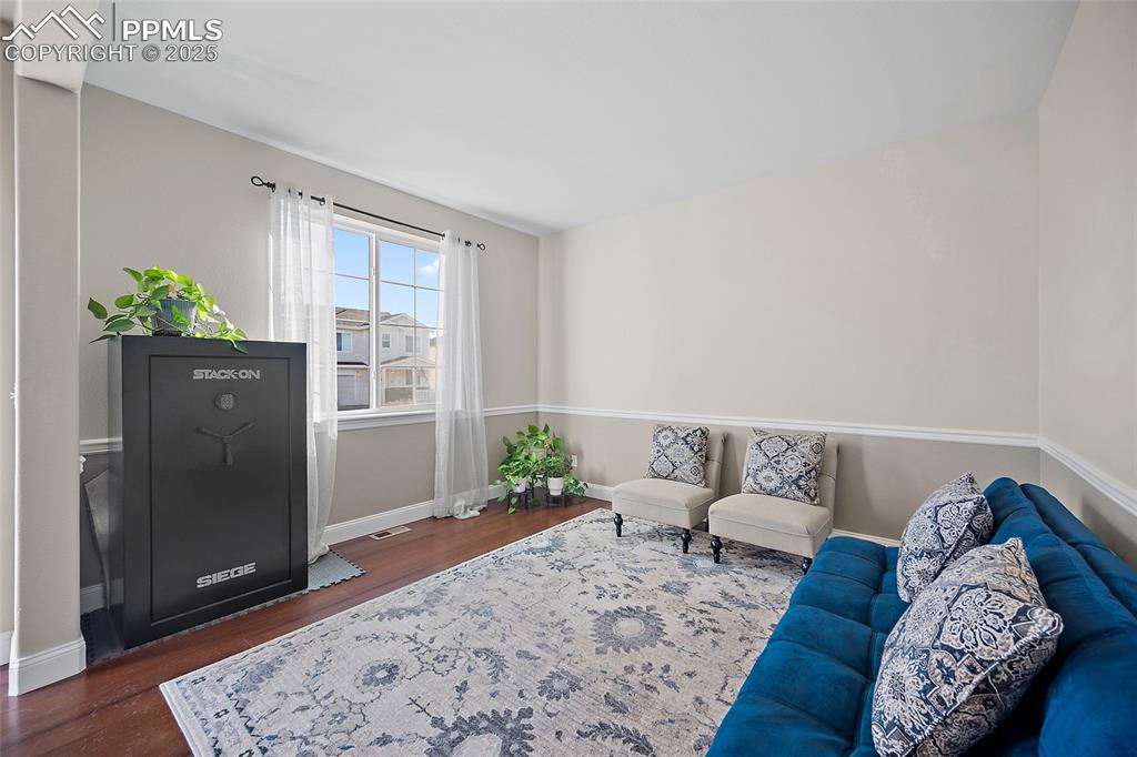 Image 5 of 50: Sitting Room