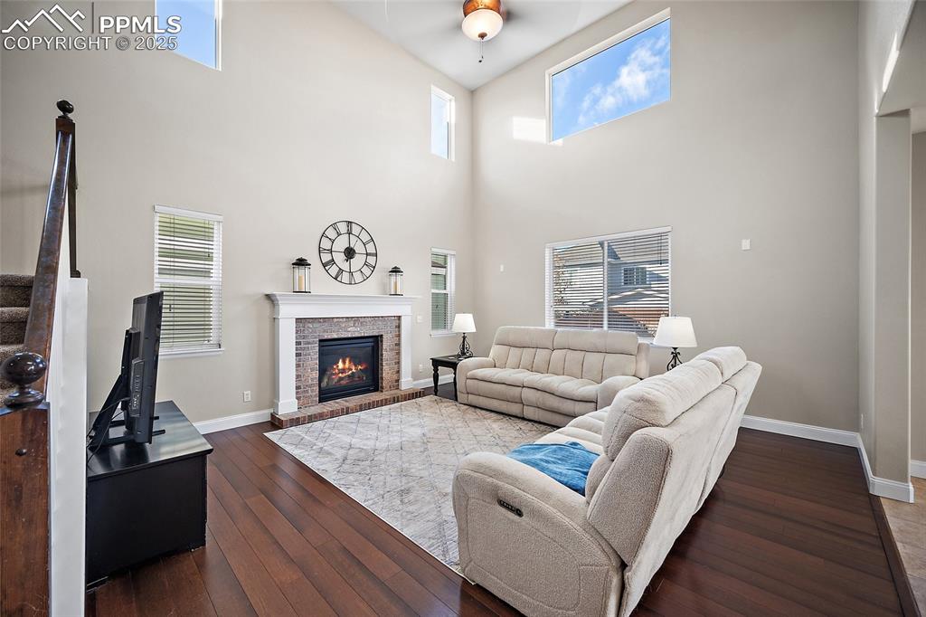 Image 7 of 50: Living Room