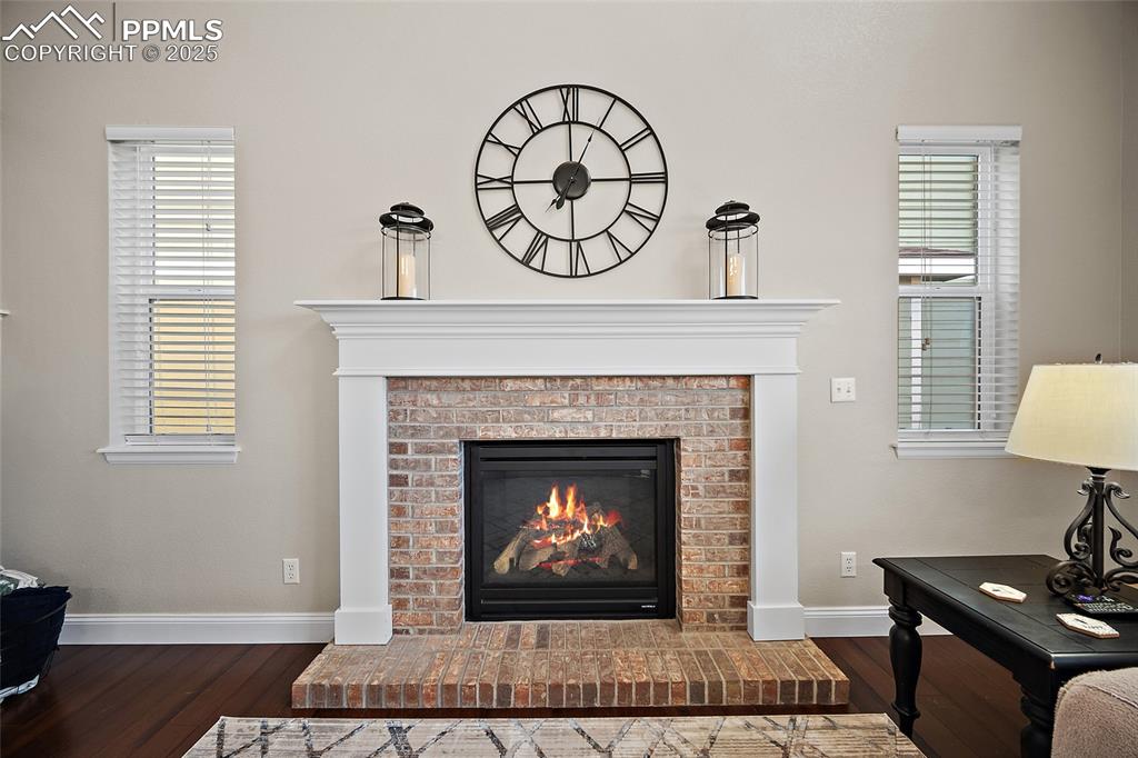 Image 8 of 50: Living Room