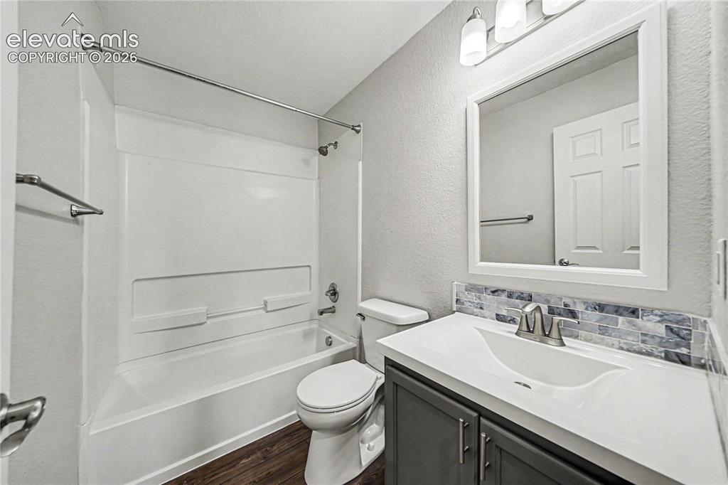 Image 14 of 19: Bathroom