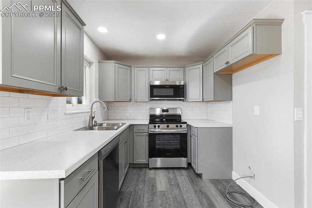 Image 11 of 29: Kitchen