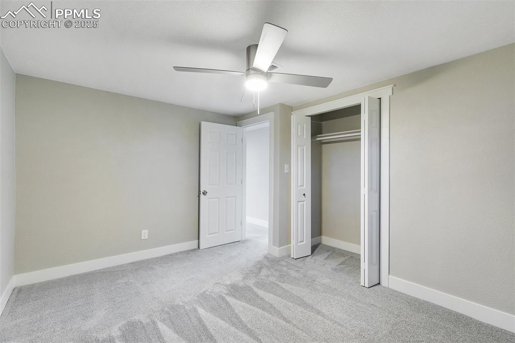 Image 23 of 29: Bedroom