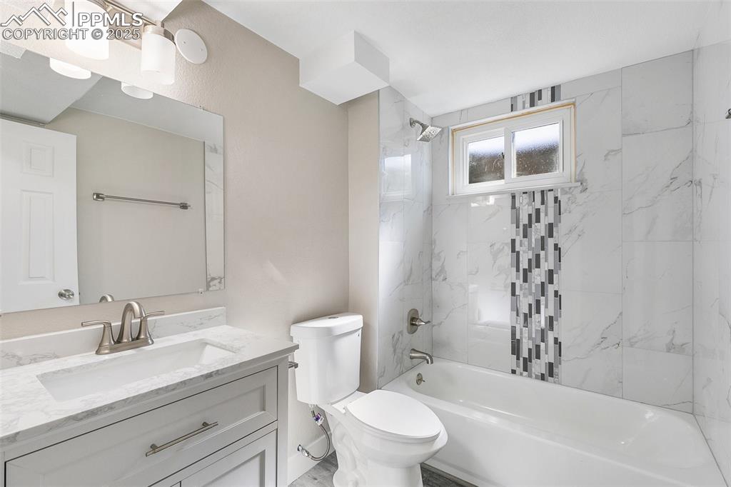 Image 26 of 29: Bathroom