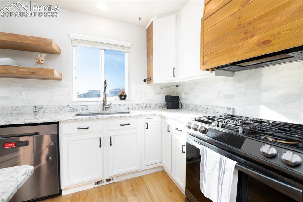 Image 6 of 43: Kitchen