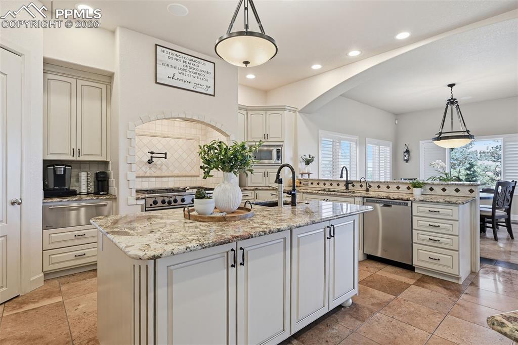 Image 18 of 50: Kitchen