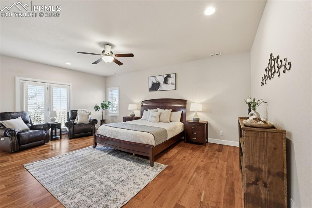 Image 27 of 50: Bedroom