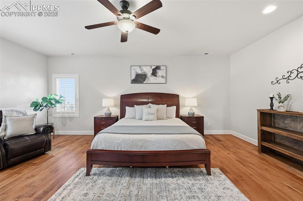 Image 28 of 50: Bedroom