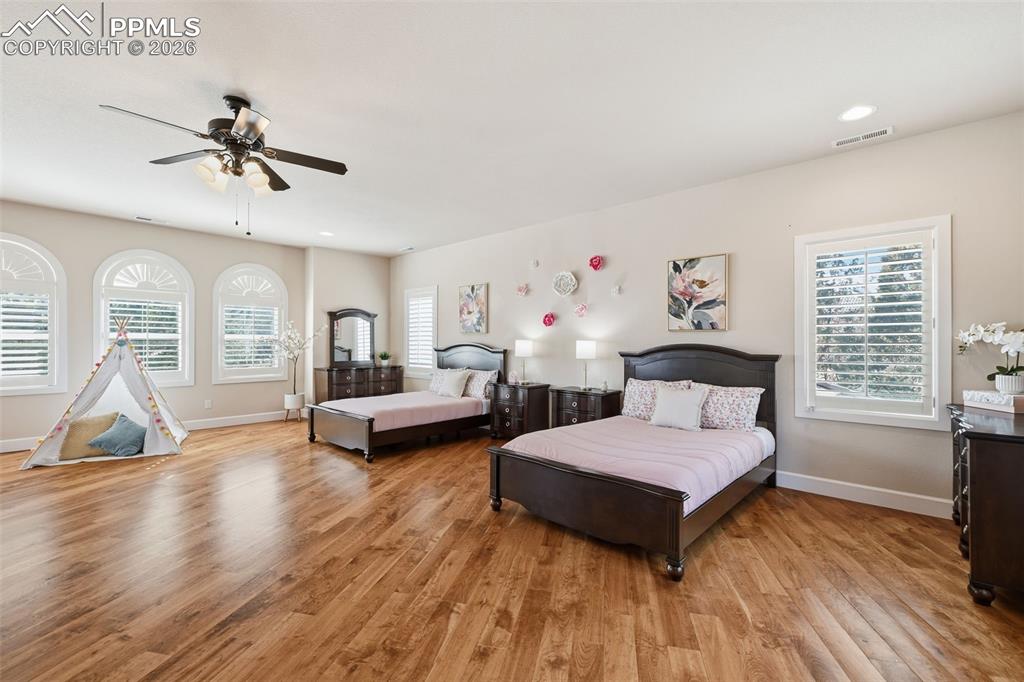 Image 30 of 50: Bedroom