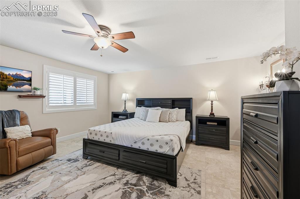 Image 38 of 50: Bedroom