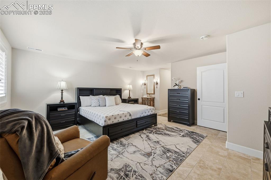 Image 39 of 50: Bedroom