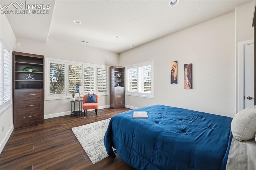 Image 41 of 50: Bedroom