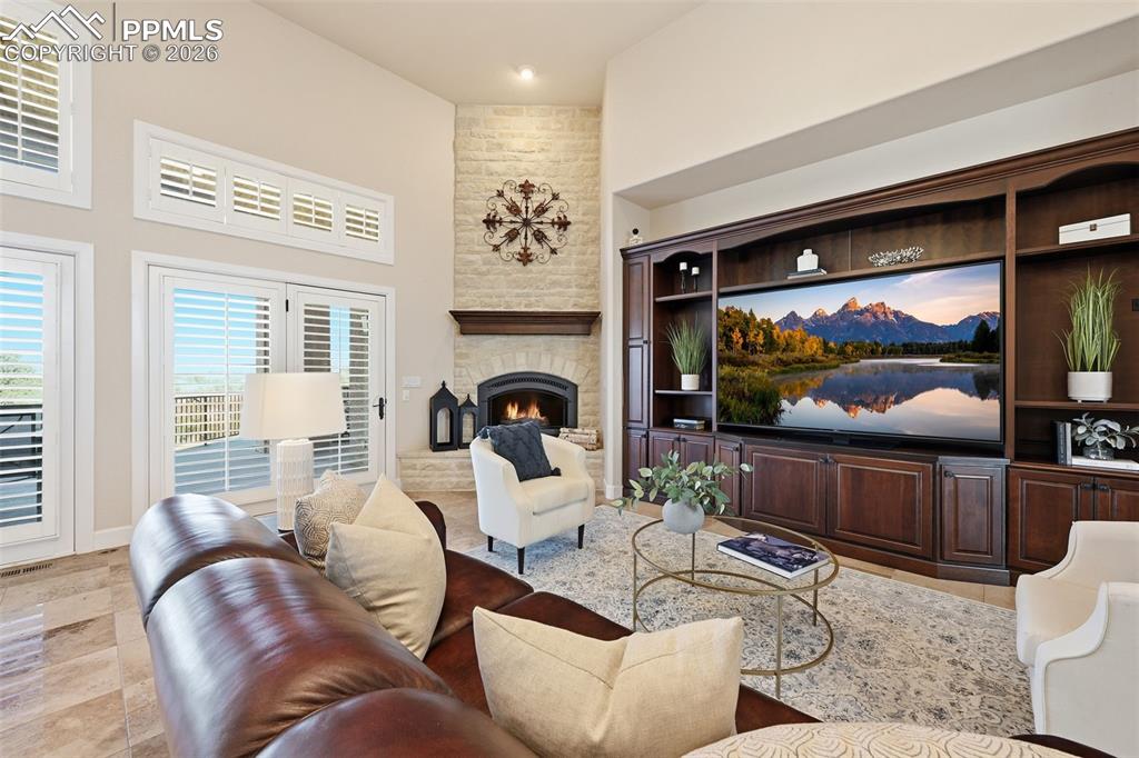 Image 8 of 50: Living Room