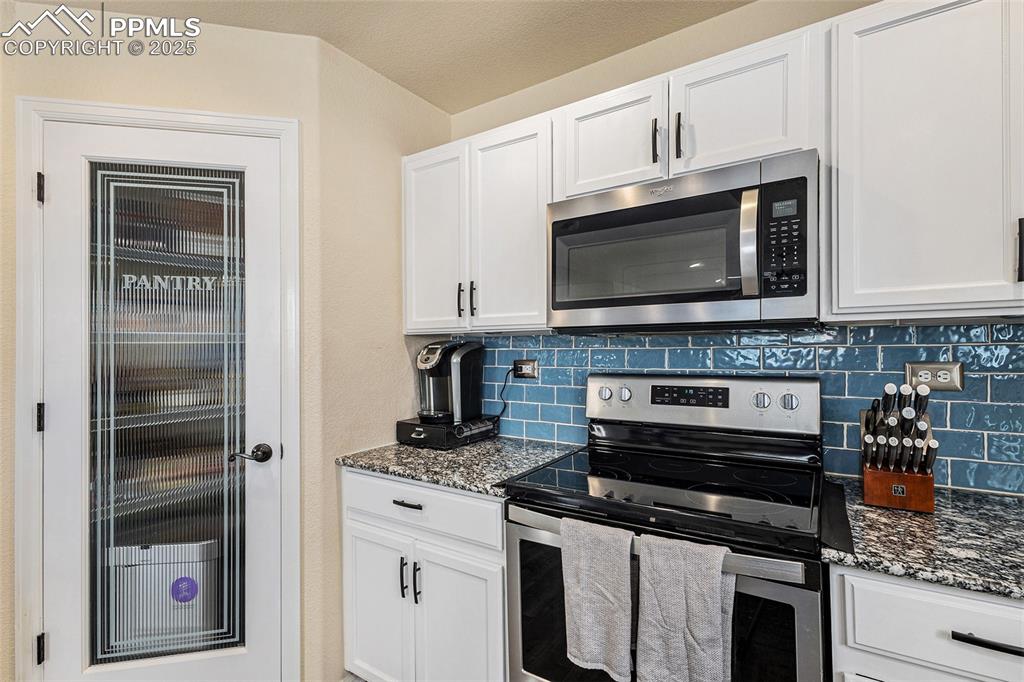Image 10 of 30: Kitchen