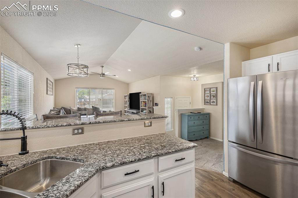 Image 11 of 30: Kitchen