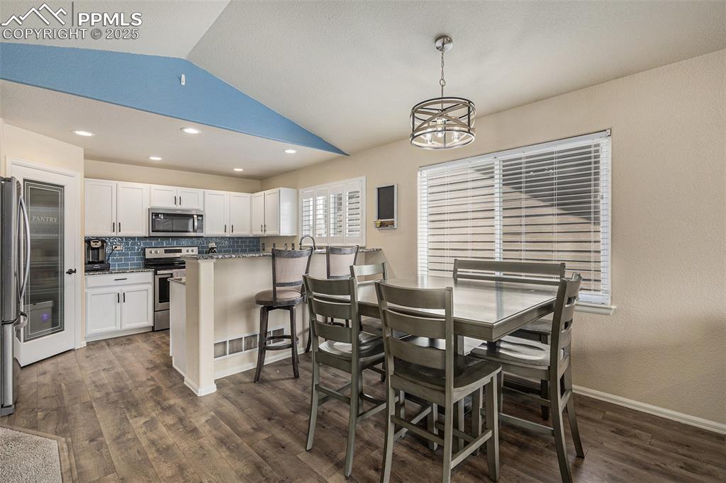 Image 7 of 30: Dining Area