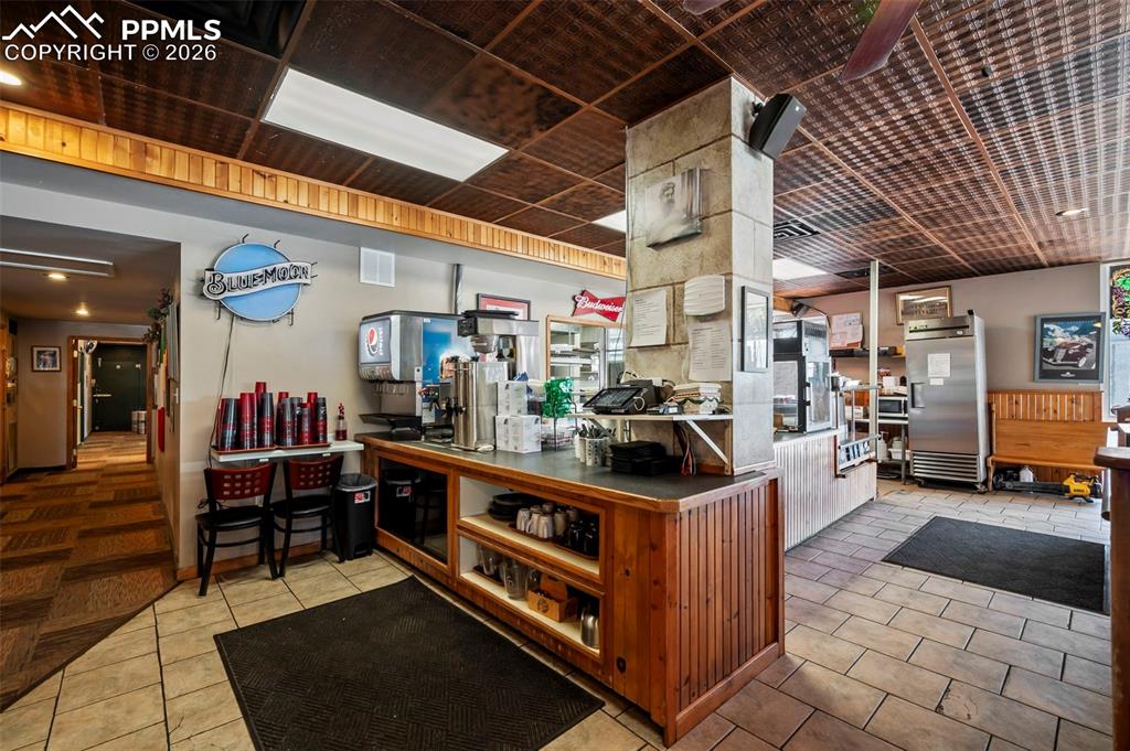 Image 20 of 41: Kitchen