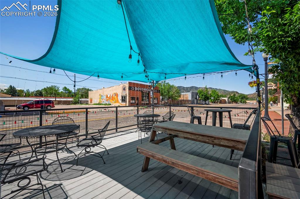 Image 32 of 41: Deck