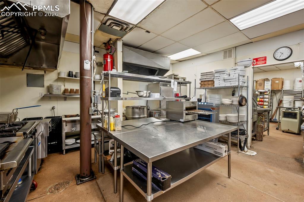 Image 35 of 41: Kitchen