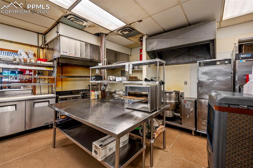 Image 36 of 41: Kitchen