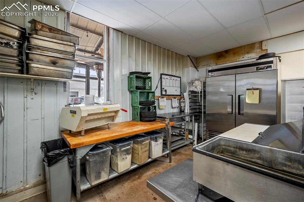 Image 37 of 41: Kitchen