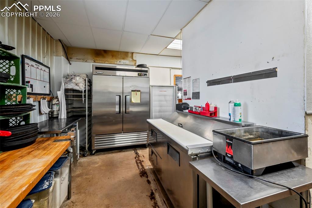 Image 38 of 41: Kitchen