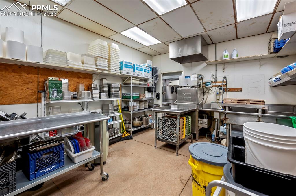 Image 39 of 41: Kitchen