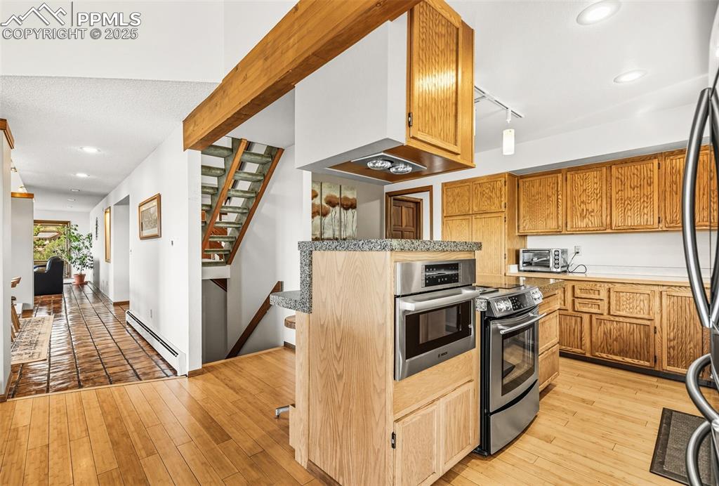 Image 12 of 45: Kitchen