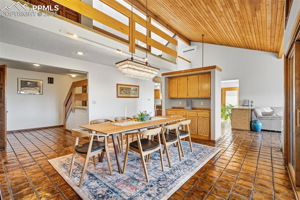 Image 9 of 45: Dining Area