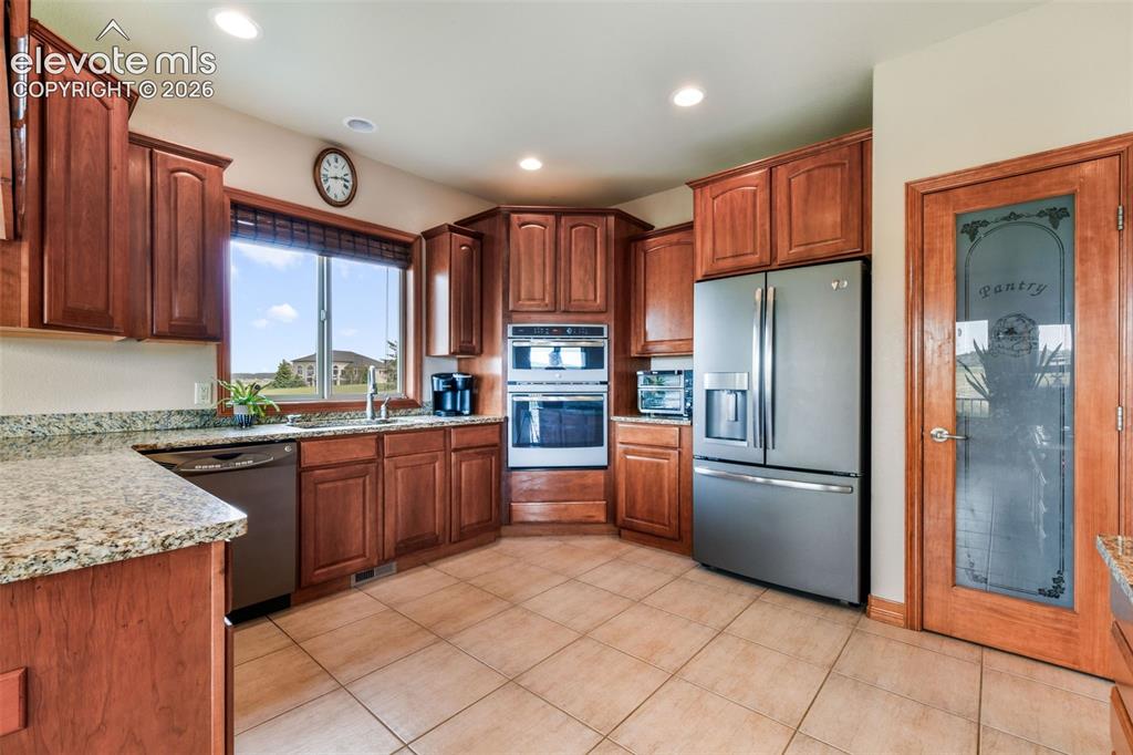 Image 11 of 50: Kitchen
