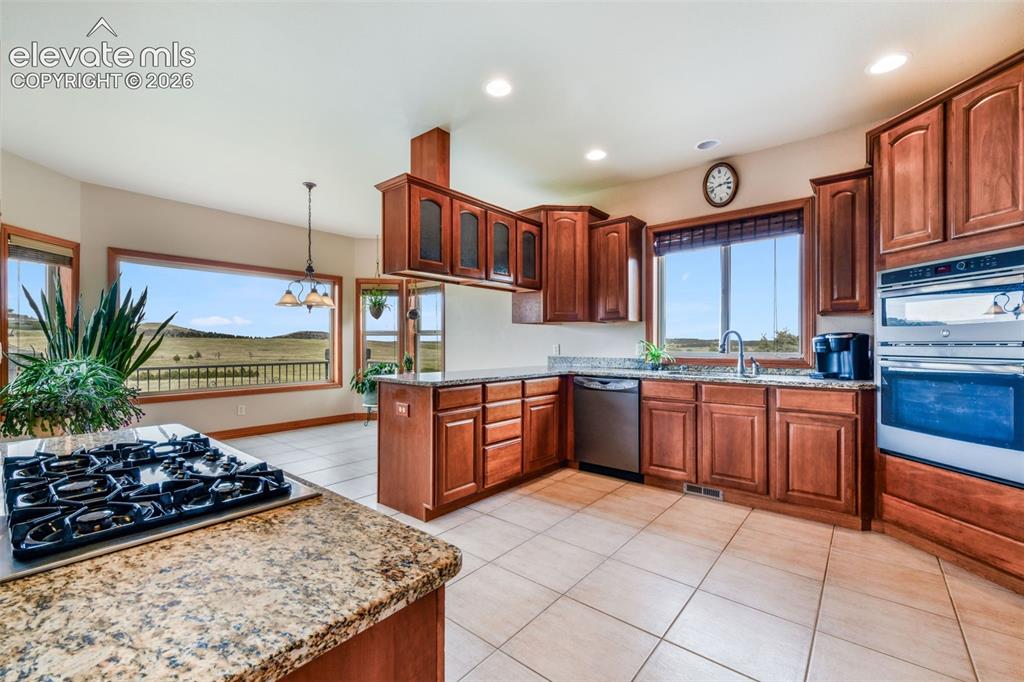 Image 12 of 50: Kitchen
