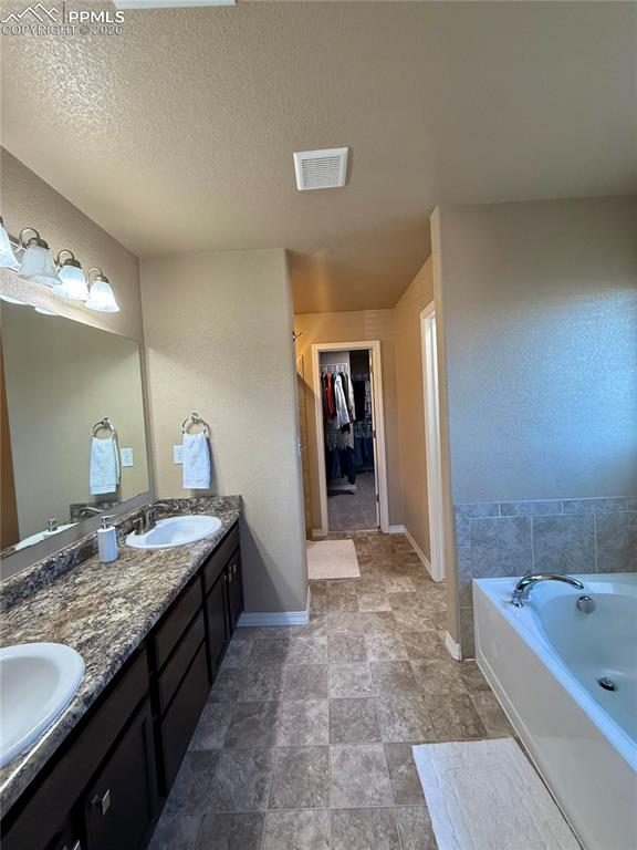 Image 12 of 30: Bathroom