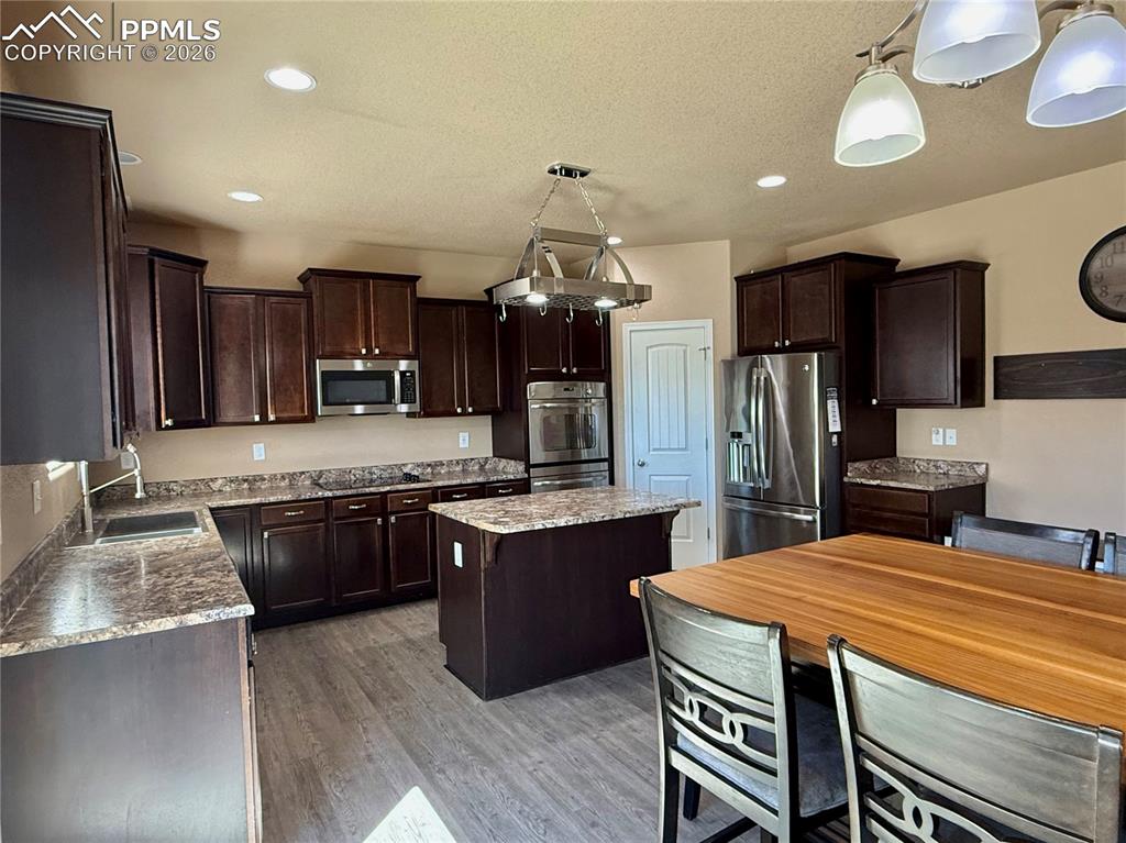 Image 5 of 30: Kitchen