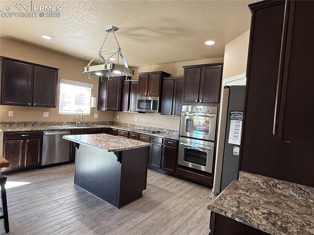 Image 7 of 30: Kitchen