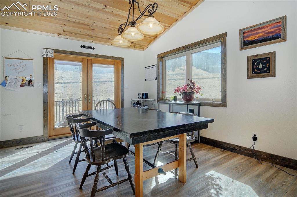 Image 10 of 49: Dining Area