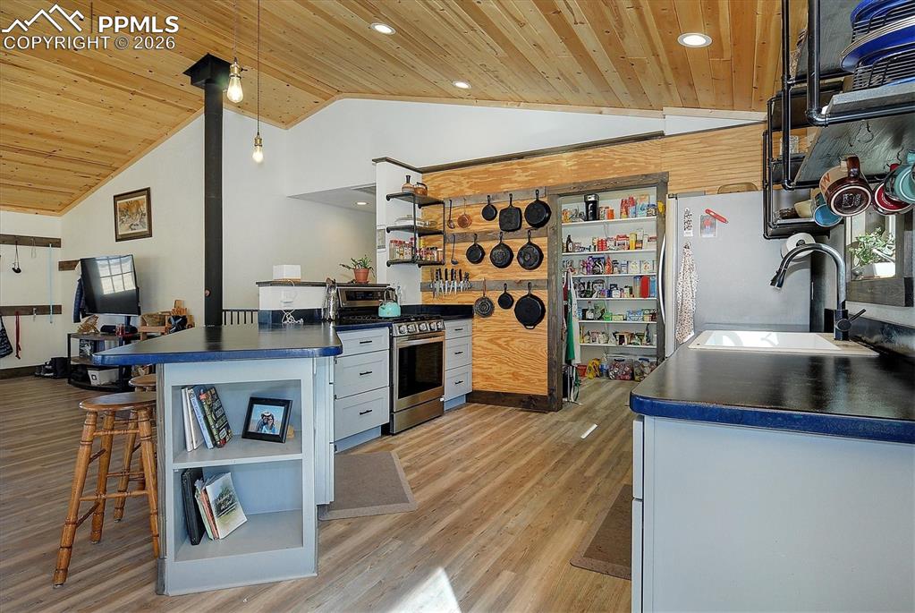 Image 13 of 49: Kitchen