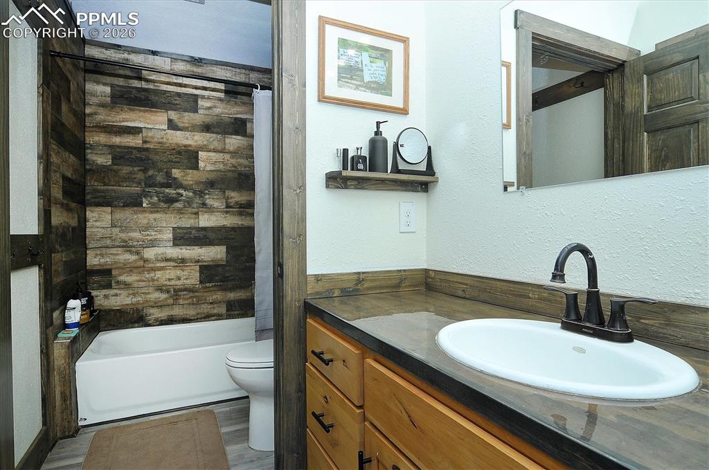 Image 18 of 49: Bathroom