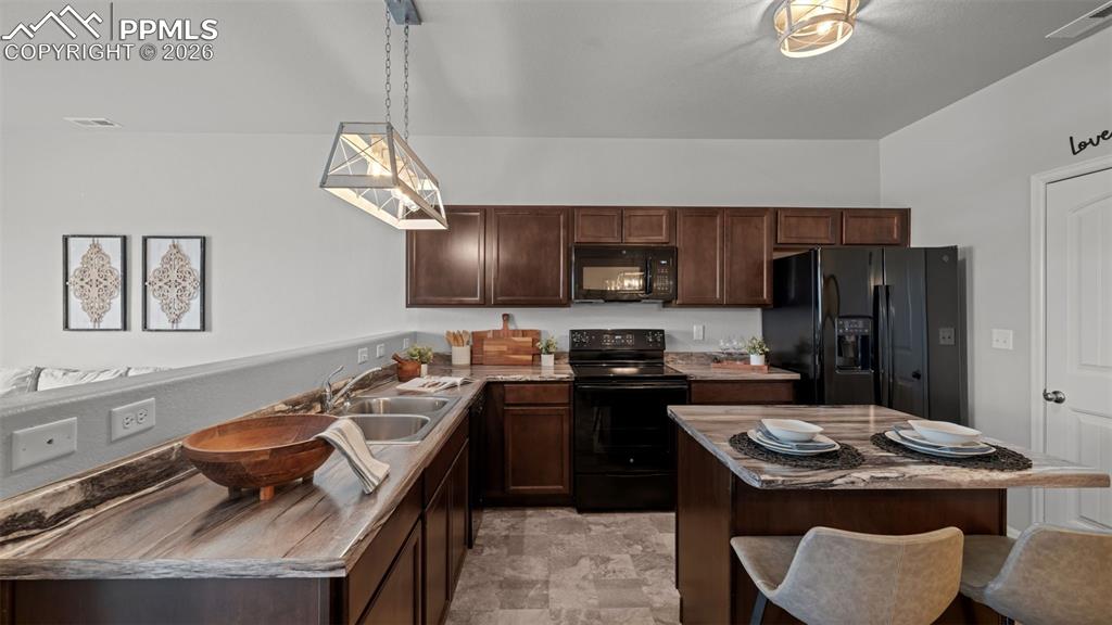 Image 13 of 43: Kitchen