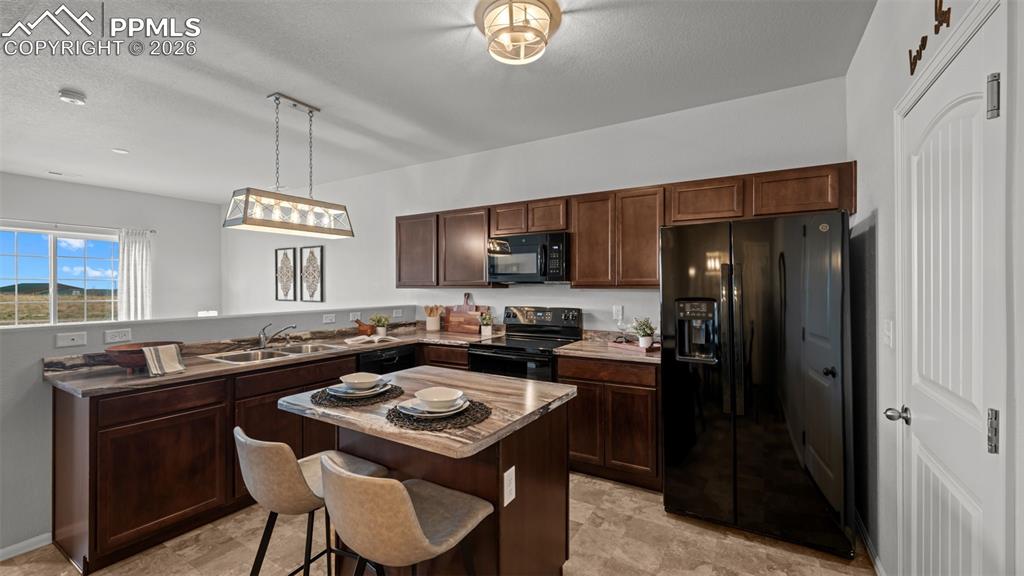 Image 14 of 43: Kitchen