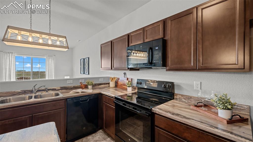 Image 15 of 43: Kitchen