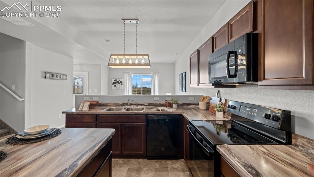 Image 16 of 43: Kitchen