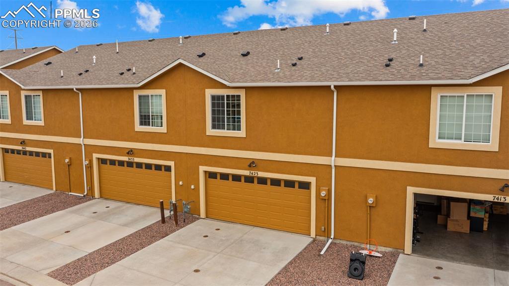 Image 31 of 43: Garage